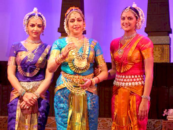Hema,_Esha_and_Ahana_perform_together_in_2010_(01)