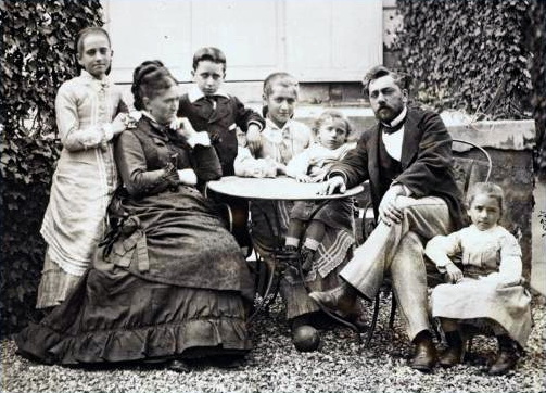Gustave_Eiffel_avec_sa_famille_dans_le_jardin_à_Levallois-Perret_(J_David)