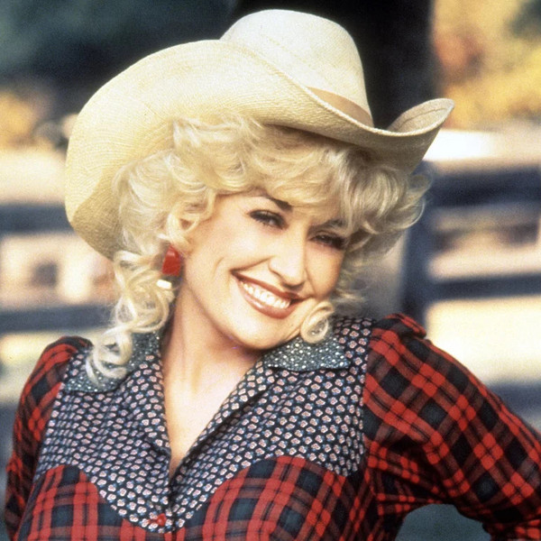 A-39776-1641092266-8833 Dolly Parton