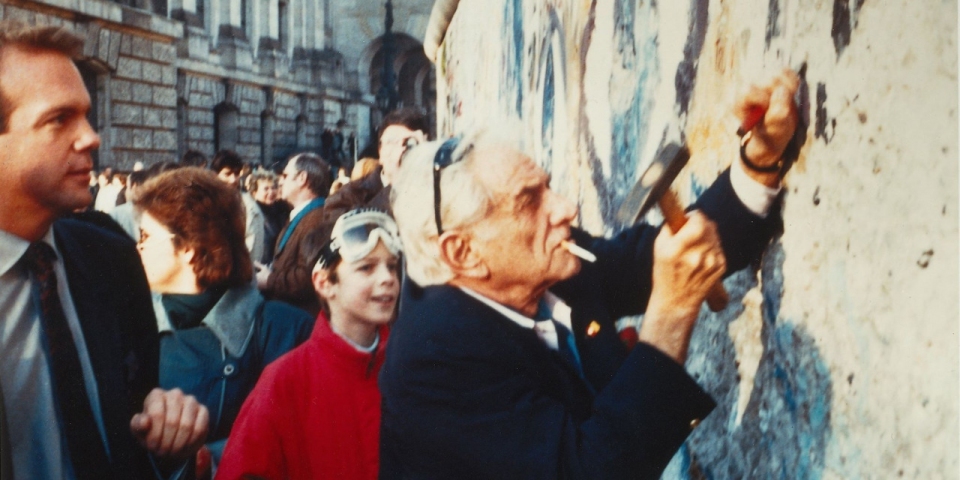 Leonard_Bernstein_at_the_Berlin_Wall,_1989-1481656257-960x480 Bernstein