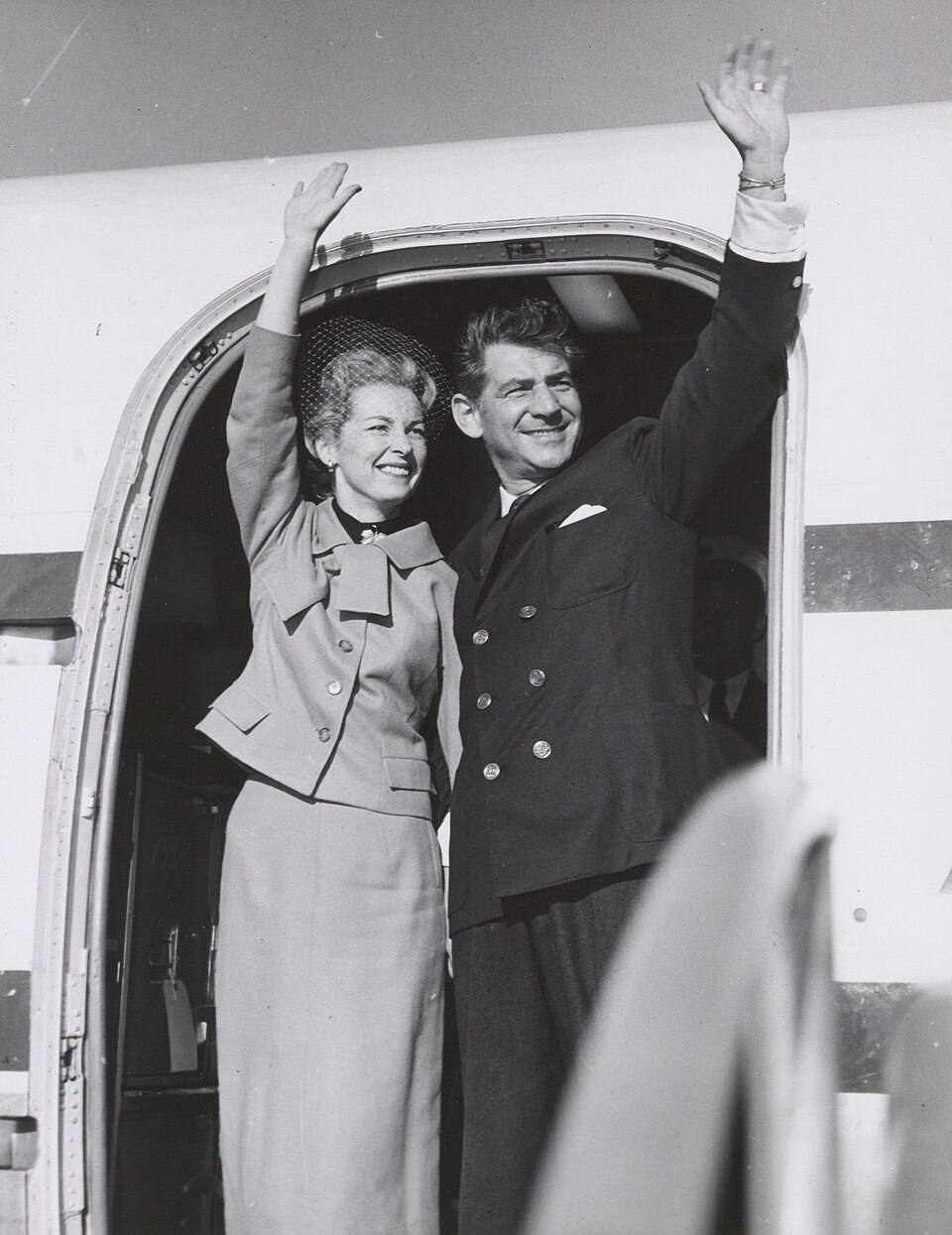 Leonard_and_Felicia_Bernstein_leaving_for_Israel,_1957_(cropped) Bernstein