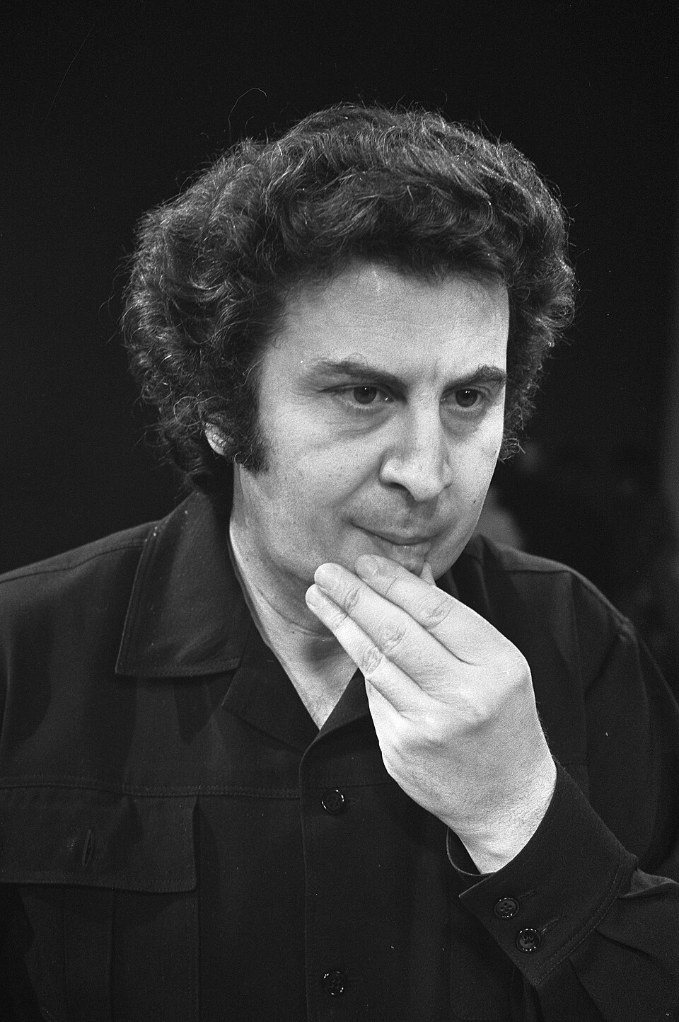 Griekse_componinst_Mikis_Theodorakis_in_Nederland,_Theodorakis_in_televisiestudi,_Bestanddeelnr_925-3321 Theodorakis